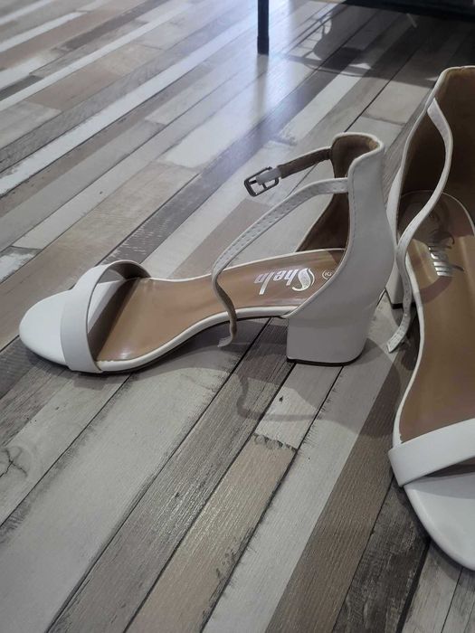 Бели сандали на ток