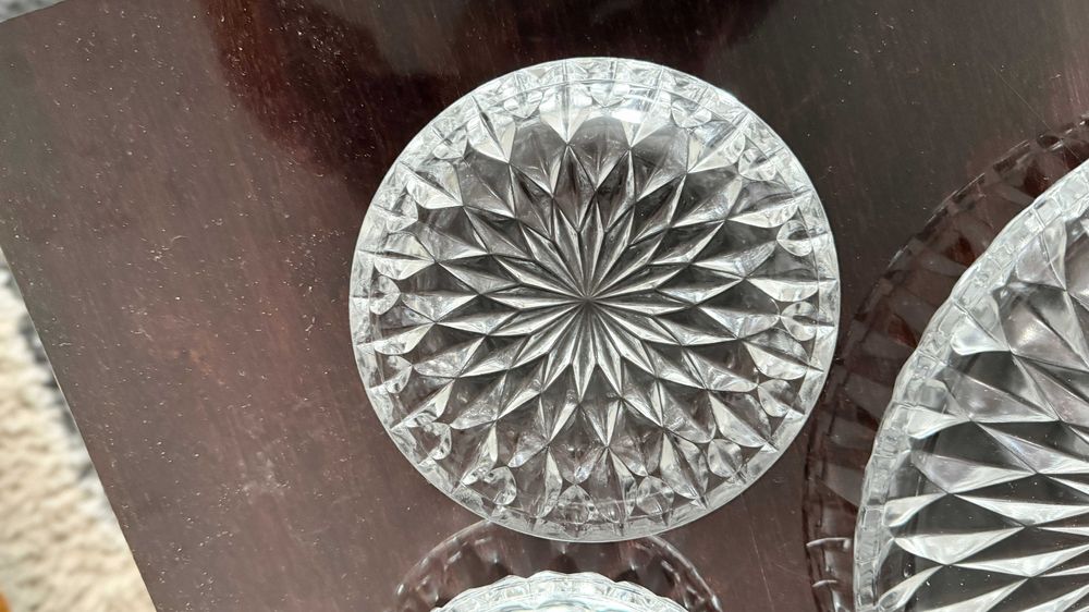 Vând serviciu tort , platou + 6 farfurii model deosebit.