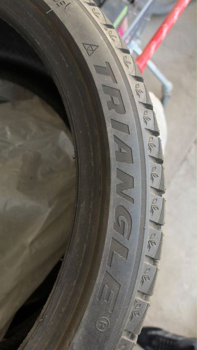 Зимние шины Triangle, 235/40R19