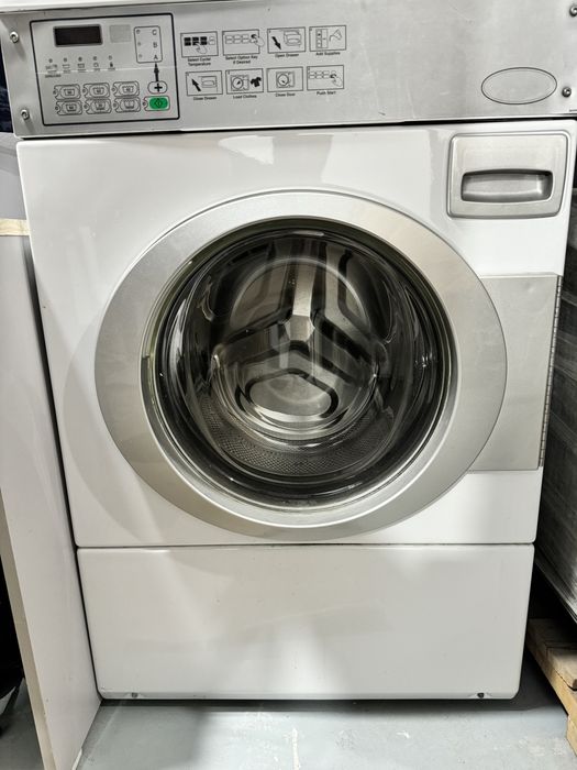 Промышленная стиральная машина для прачечной и отелей