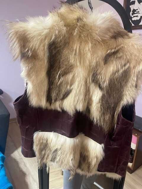 Дамски елек естествена кожа с естествен косъм от чакал.