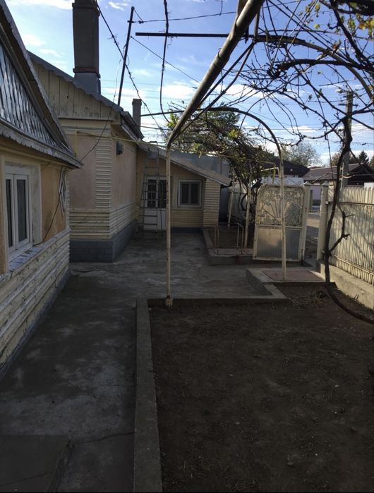 Casa de vanzare in Tecuci, utilata, gaz, lumina, apa, in zona bulevard