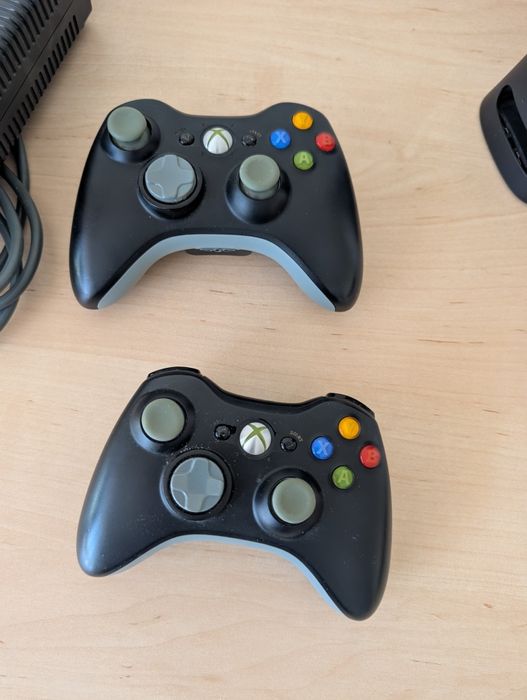 Xbox 360 120gb + два контролера