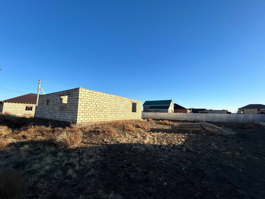 Участок земли с недостроенным домом