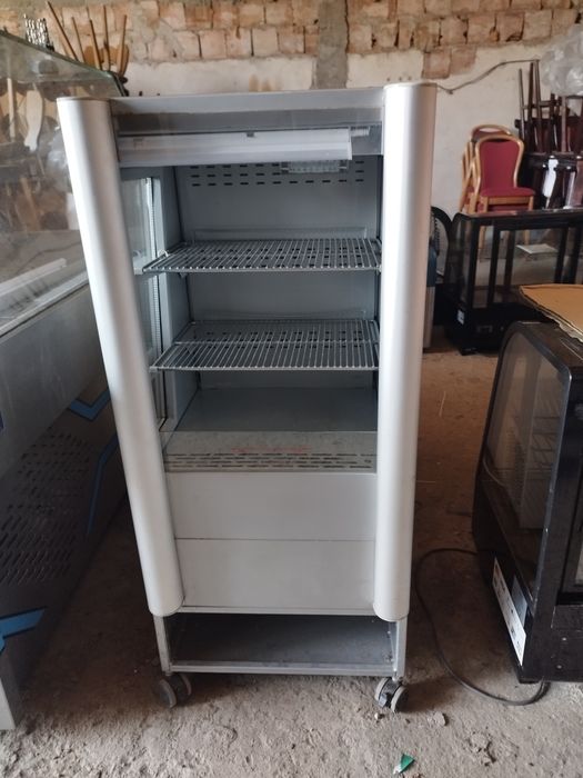 Малка отворена хладилна витрина