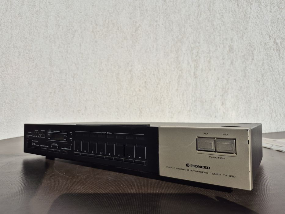 Vând FM/AM Digital SYNTHESIZED Tuner,marca Pioneer. , model TX- 930,made in japan

- Nu a fost probat din acest motiv il declar nefunctional ,se vinde