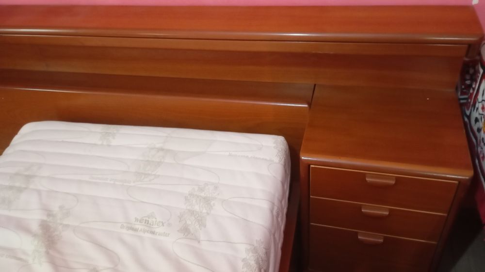 Pat dublu matrimonial reglabil la cap 2 saltele 2 noptiere