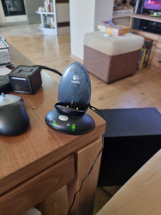 Компютър, монитор, жична клавиатура и безжична мишка