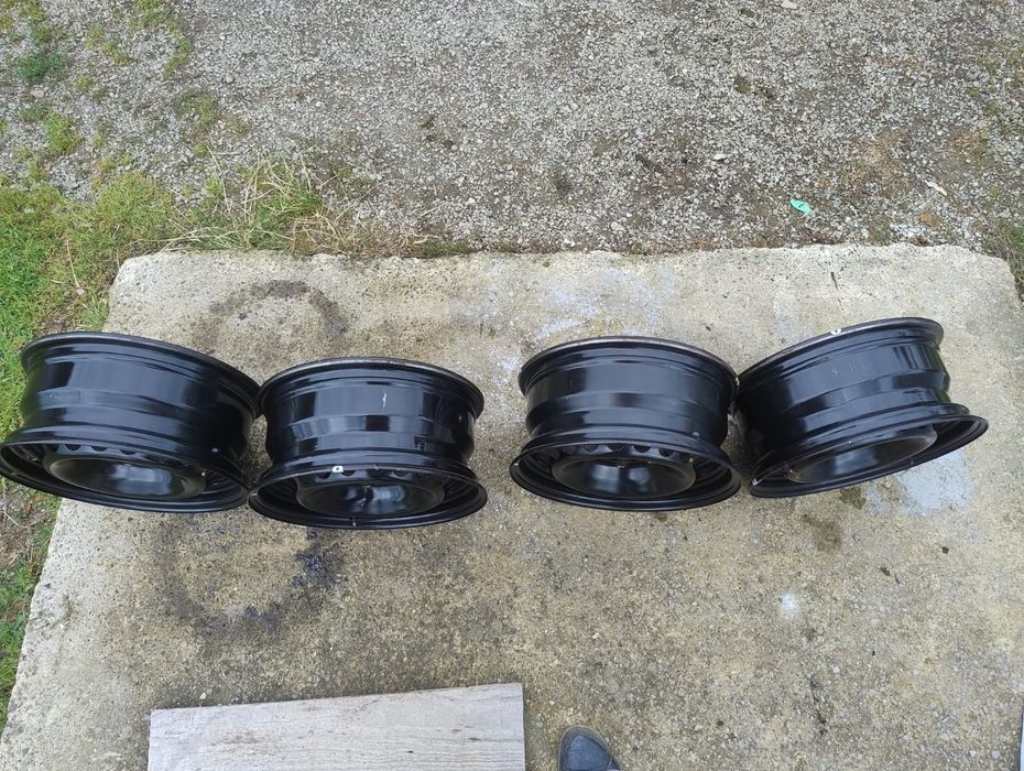 Vand jante de tablă și cauciucuri de iarnă folosite, o singură iarnă