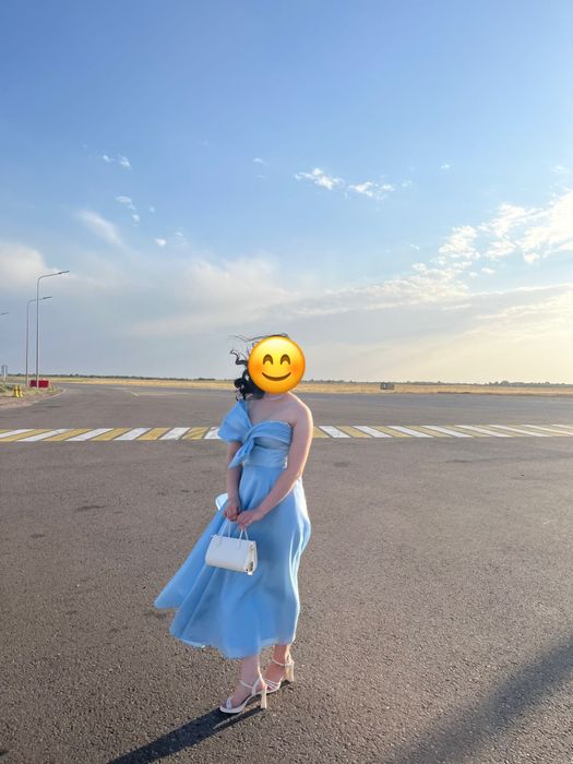 Вечернее платье голубого цвета