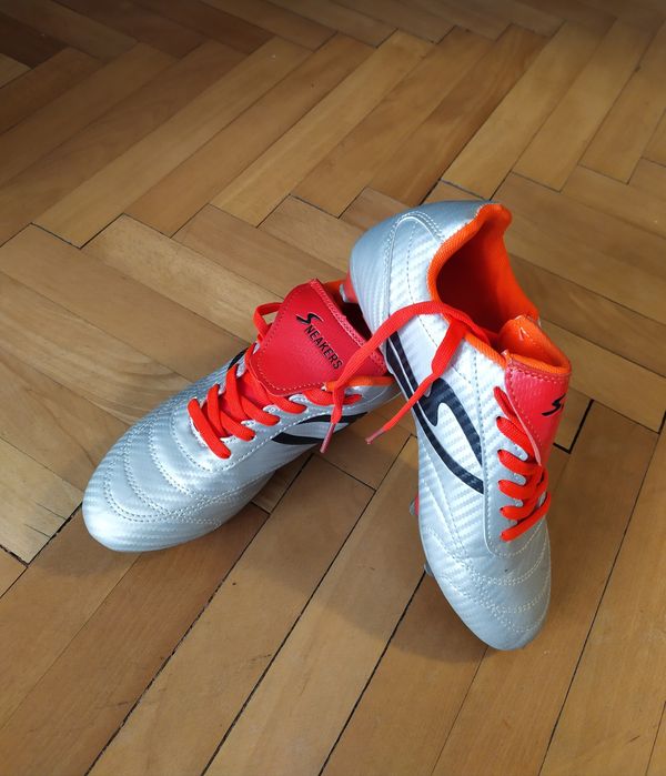 Бутонки / обувки за футбол