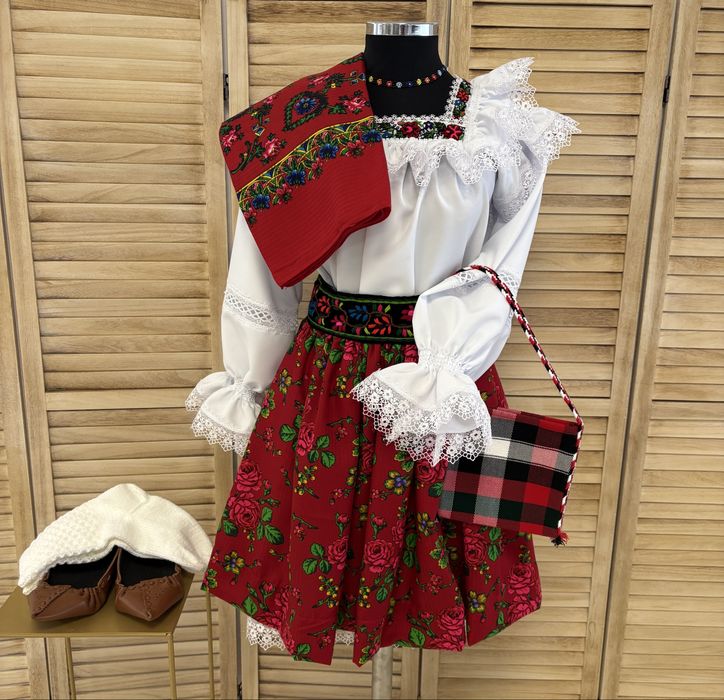 Costum traditional de Maramures pentru doamne si domnisoare complet