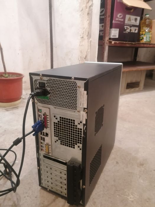 Компютър  стар. Но работи