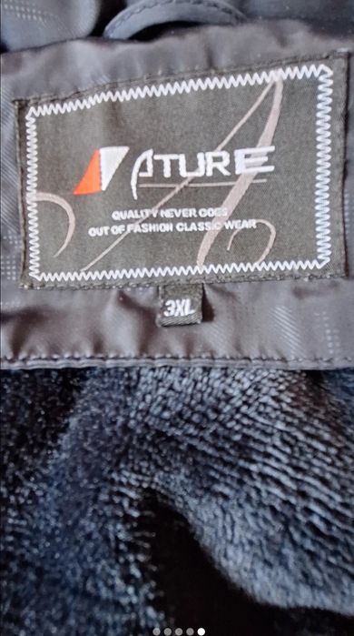 Geaca de fas impermeabil,potrivit pentru sezonul foarte rece.Gluga este detasabila, se inchide cu fermoar si capse.