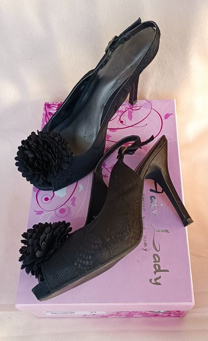 Елегантни дамски сандали от черен сатен на тънък ток, цена 9,71€/18,99