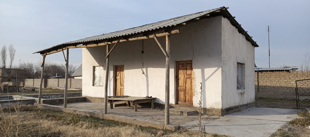 Deska pastki tomon 10 sotix 2 xona uyibilan 3 xona fundamint quyilgan