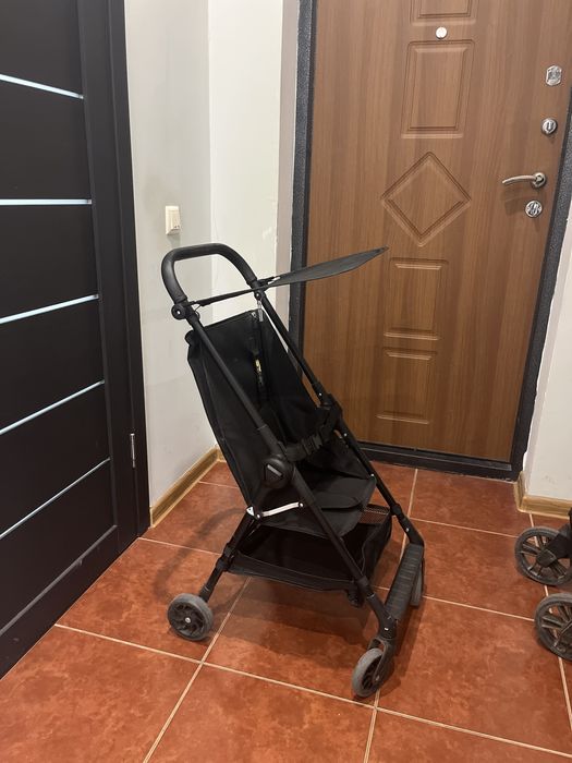 Продам маленькую и легкую коляску