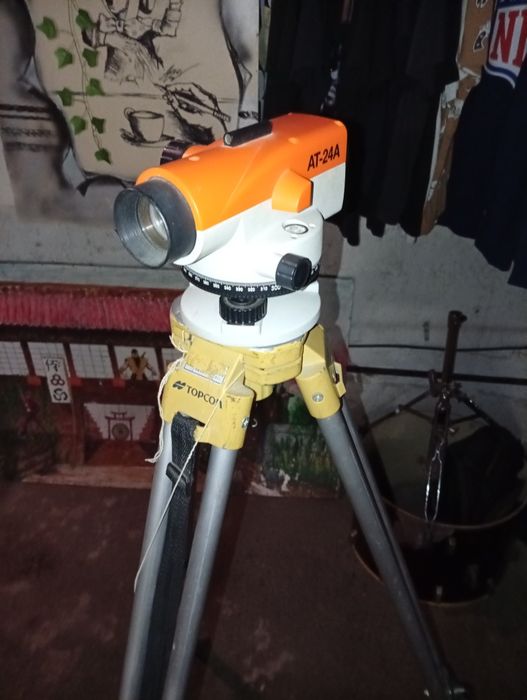 Оптичен нивелир TOP-JR с триножник Topcon и лата