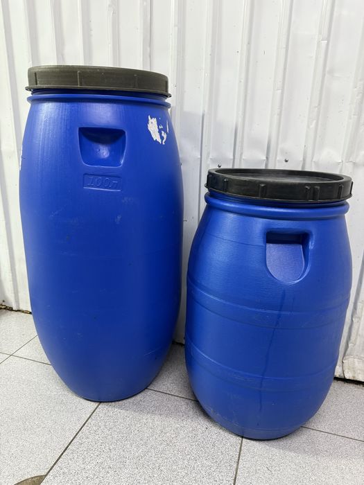 Пластиковые бочки.