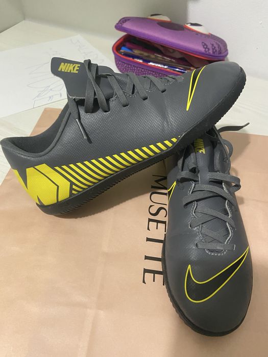 Adidasi fotbal sala, Nike