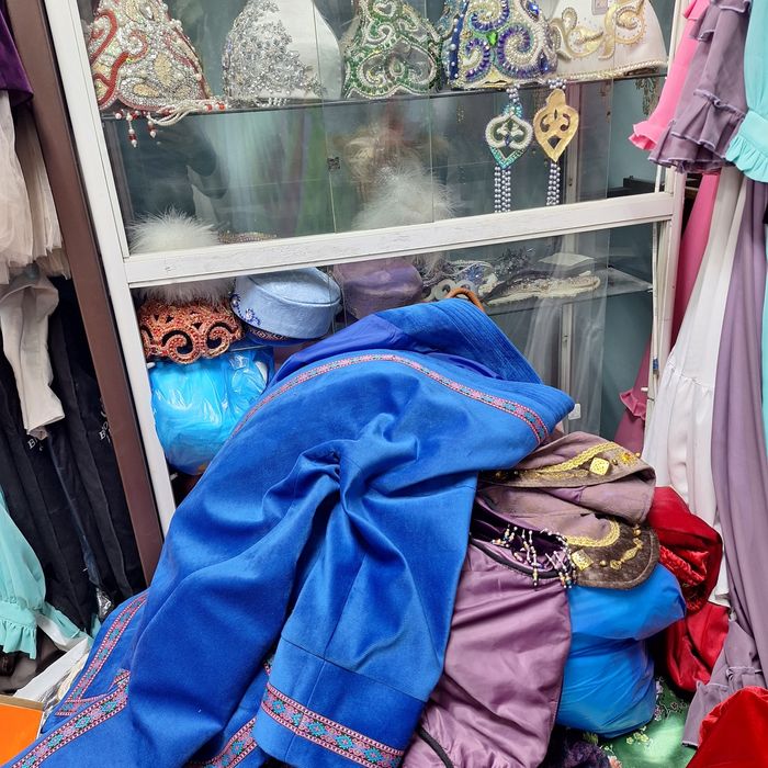 Арзан бағамен киімдер сатылады.