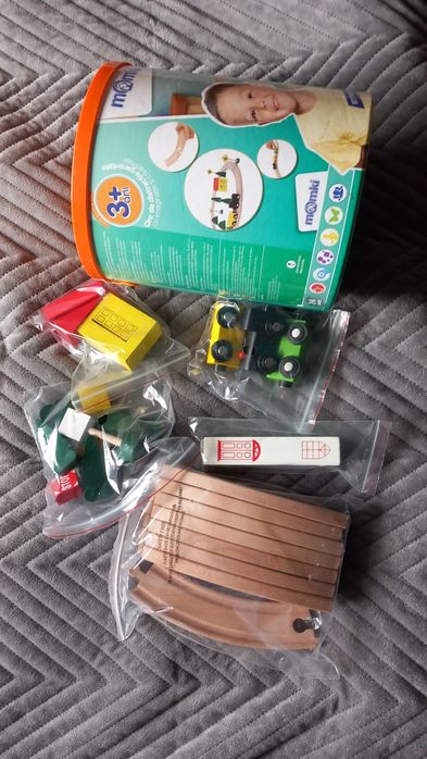 Momki set trenuleț cu șine și accesorii din lemn