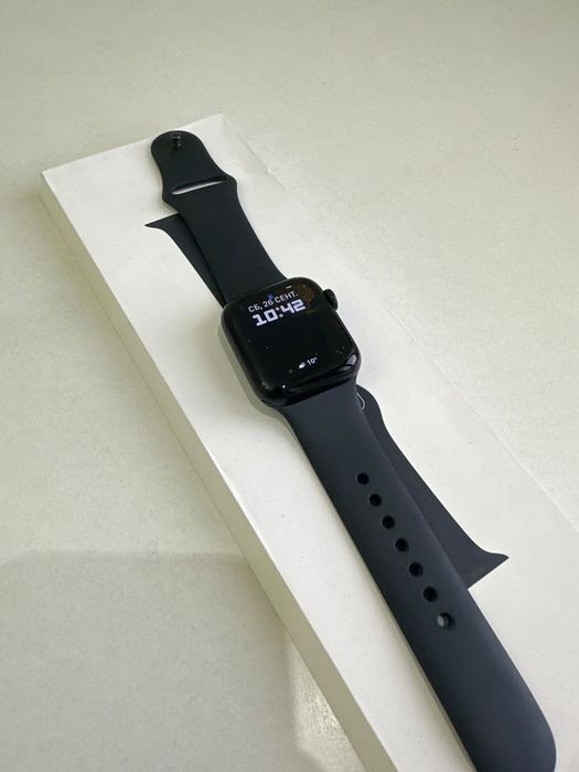Apple Watch SE 2  40 мм. электронные часы