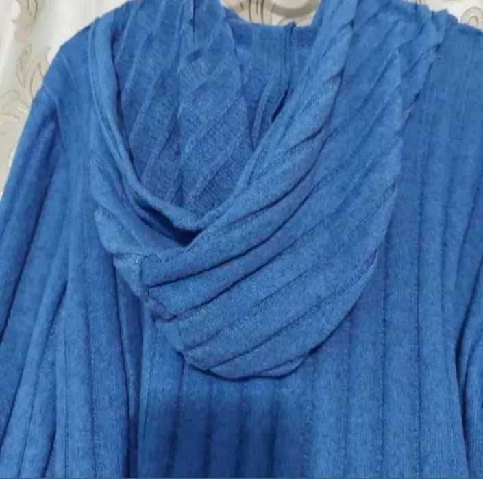 Hanorac sport casual cu glugă.