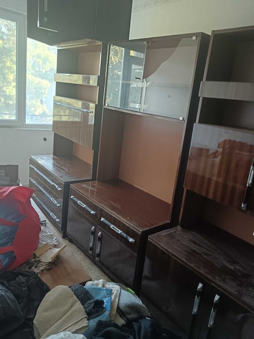 Подарявам мебелите от снимките. Намират се в град Каварна. Трябва да се вземат от място. Телефон за връзка 0886722621 Георги.
