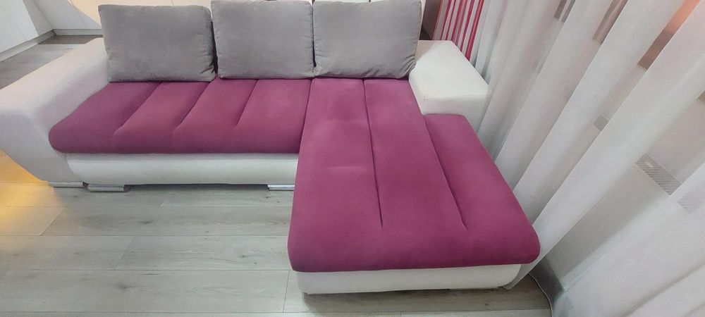 Colțar extensibil cu ladă de depozitare. Dimensiunile 2,43x90x85/1,56. Preț 650 ron