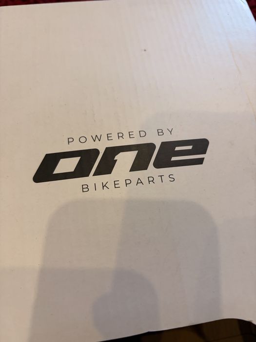 Vând Cască de Bicicletă „Powered by ONE BikeParts” – Nouă în Cutie!