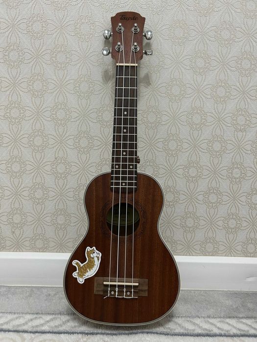 Продам детскую гитару Укулеле