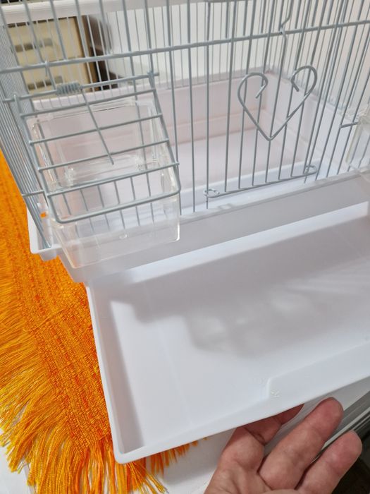 Colivie păsări cu leagăn și recipiente pentru hrană și apă