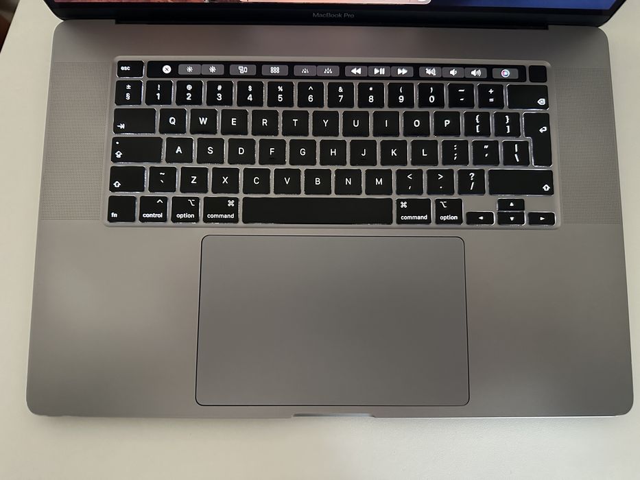 MacBook Pro 2019 Touch Bar (16 inch, Retina), 500 GB SSD, 16 GB RAM, AMD 4GB, ~23 cicluri