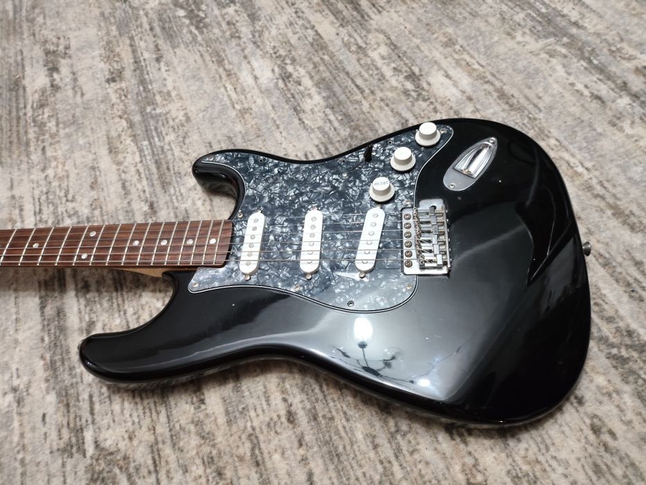 Squier afiniti black классический стратокастер
