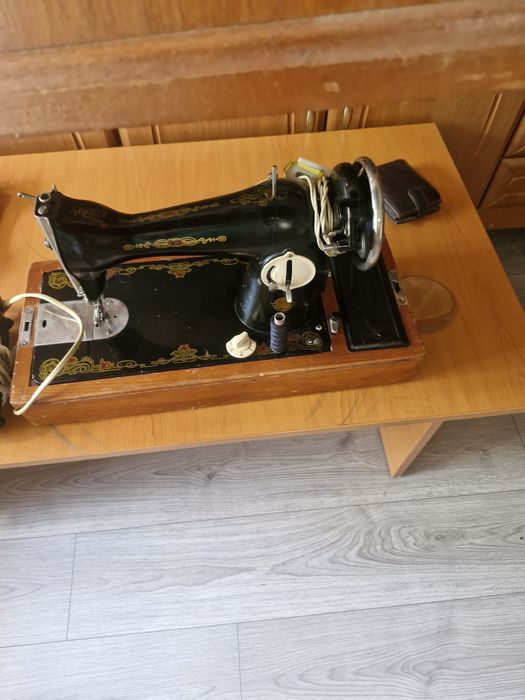 Masina de cusut foarte veche in stare de funcționare