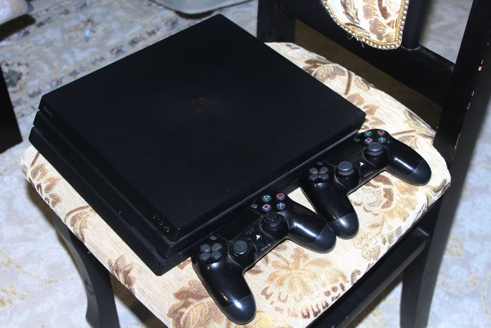 Продам PS4 PRO 1TB.
