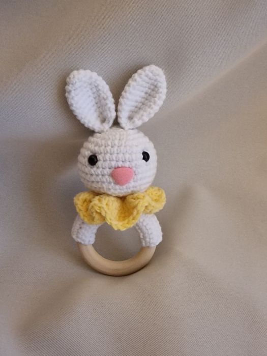 Плетена бебешка дрънкалка зайче