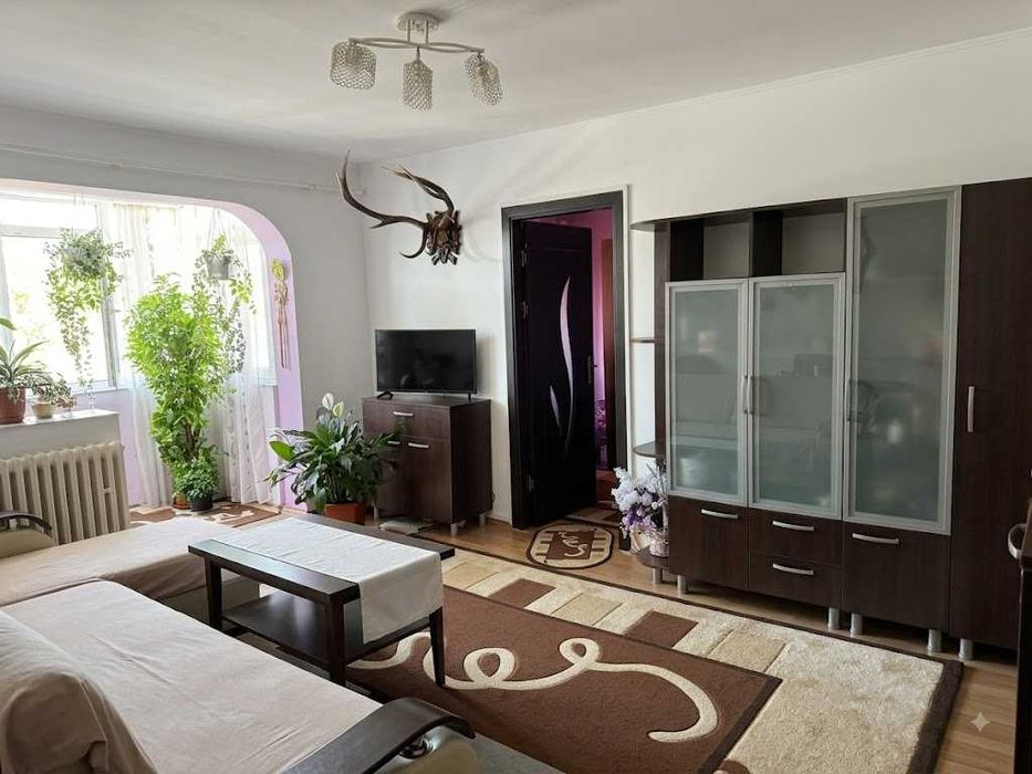 Vând apartament 2 camere, semidecomandat, situat în Constanța, zona KM 4-5.