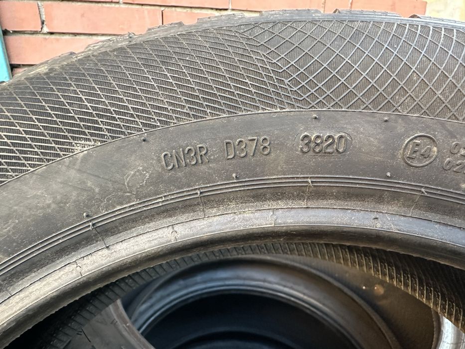 Продавам 4бр. (2бр. + 2бр. ) Зимни гуми 215/55/17 Continental / Континентал