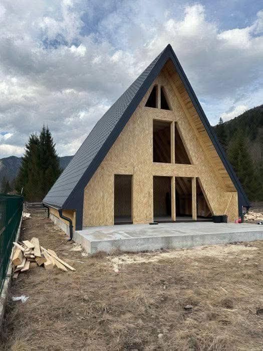 Executam cabane tip A-frame