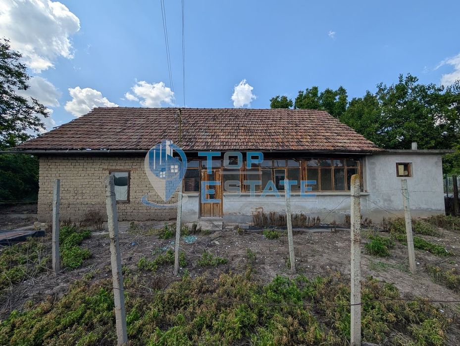 Едноетажна къща с голям двор и кладенец в село Драгомирово