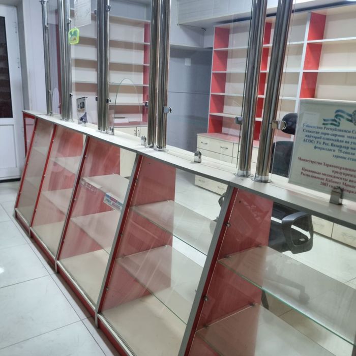 Продается Витрина и полки для Аптеки