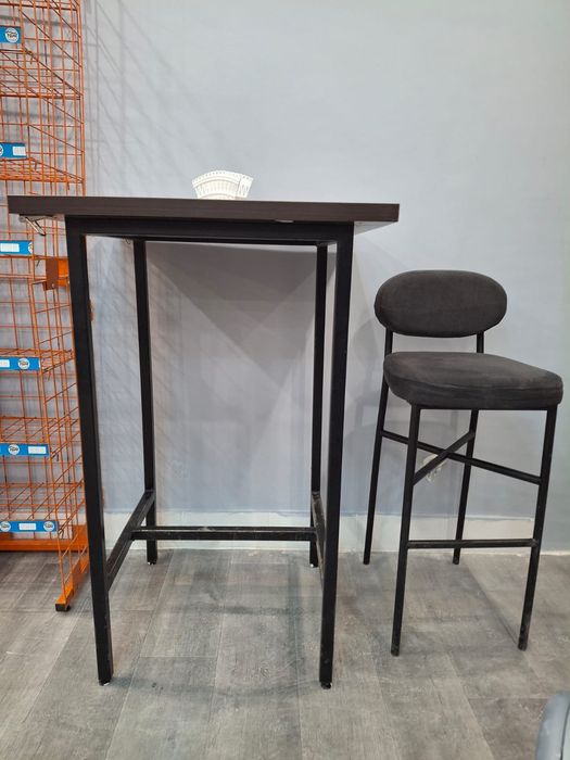 Барные столы и стулья