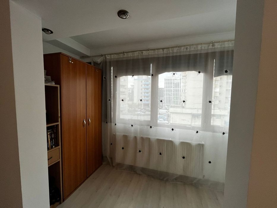 Camera de închiriat în apartament cu 2 camere