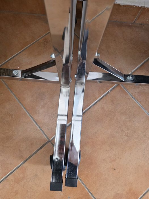 3 bucati stender dublu înălțime reglabila.  2 luni au fost folosite în stare perfecta fara urma de uzura.