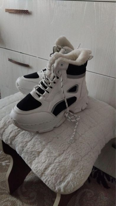 Продам кроссовки