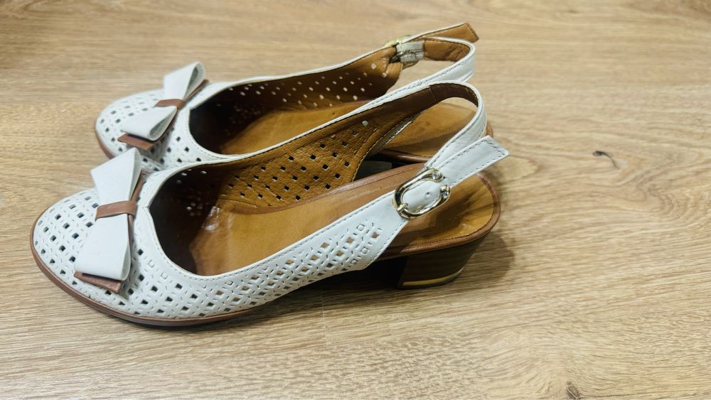 Босоножки кожанные в молочном цвете