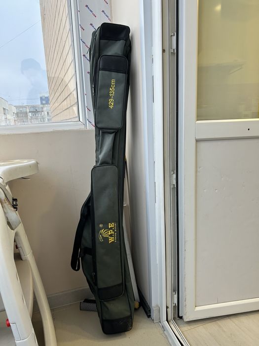 3 удочки и чемодан для снастей