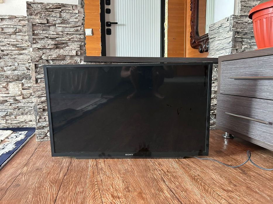 Продам телевизор с кранштейном